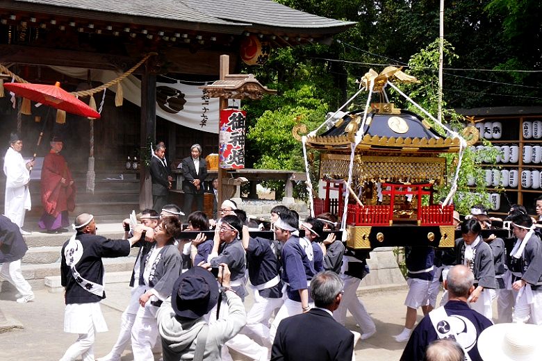 境内を周回の白神輿。'15.04.29.