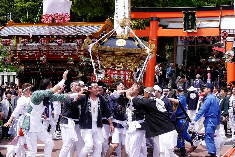 神輿揉みで宮出しご挨拶の白神輿。'15.04.29.