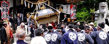 拝殿で御魂遷しの白神輿。'15.04.29.