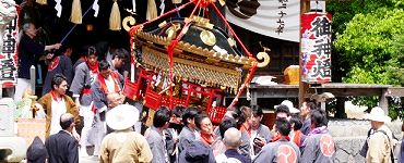 拝殿から引き下がる赤神輿。'15.04.29.