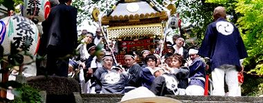 神輿が境内から石段へ。'15.04.29.