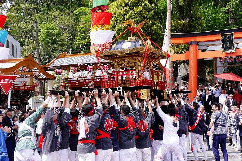 乱舞する赤神輿。'15.04.29.