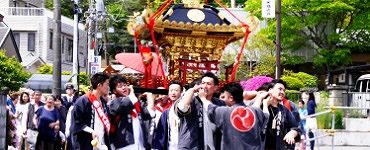 赤神輿が続く。'15.04.29.