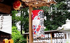 拝殿前の細長御神燈。'15.04.29.