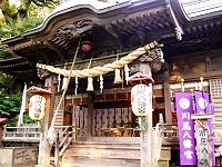 高所に建つ拝殿。'15.08.27.