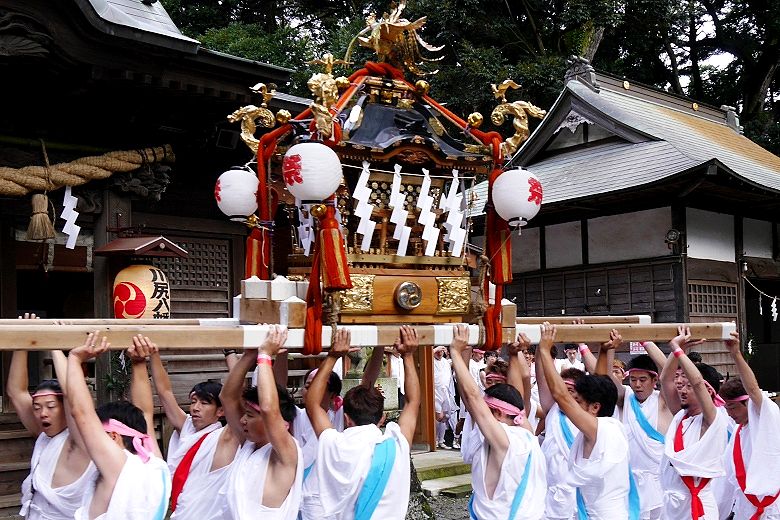 殿の「春日神輿」。15.08.27.