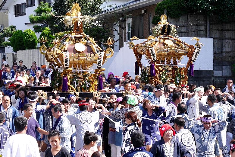 神社前の腰越住宅街。'15.10.04.