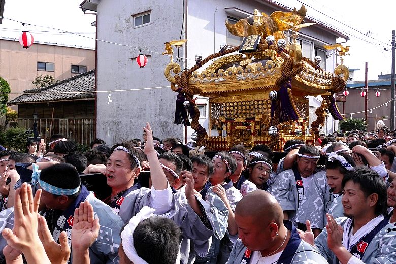 台座三尺八寸の菊田神社。'15.11.01.