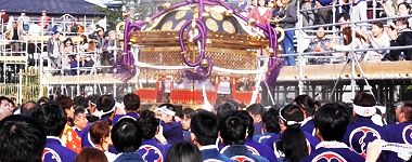 土煙上げる子安神社。'15.11.01.