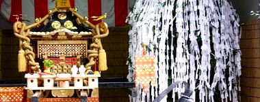 神輿庫に鎮座する。'15.10.18.