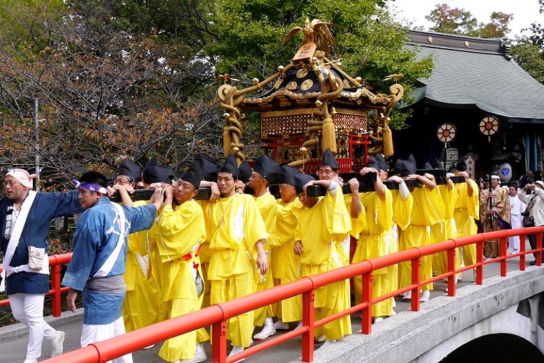黄衣30人と宮神輿。'15.10.18.
