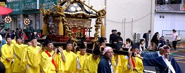 黄衣30人が担ぐ宮神輿。'15.10.18.