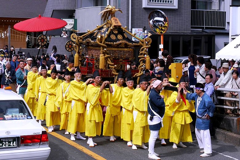 黄衣30人と宮神輿。'15.10.18.