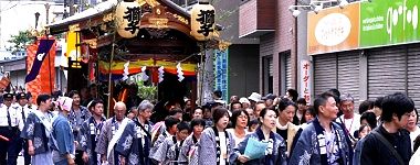 子供達が引く獅子屋台。'15.10.18.