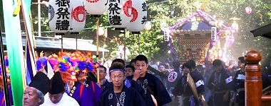 土煙揚げて二宮境内へ。'15.11.01.