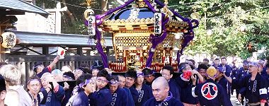 二宮神社の拝殿脇。'15.11.01.