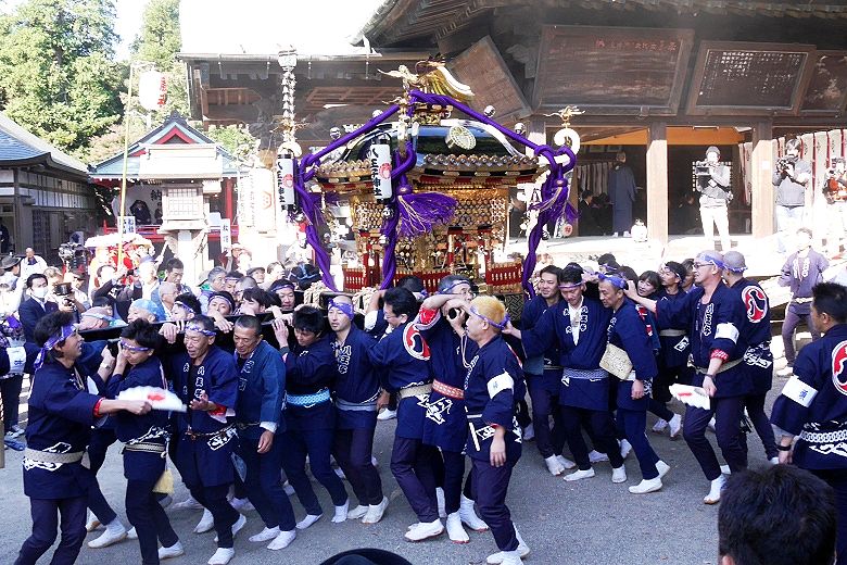 二宮神社拝殿脇を渡御。'15.11.01.