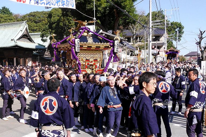 神社側道へ出て。'15.11.01.