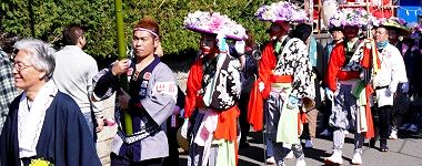 華やかの衣装の金棒。'15.11.01.