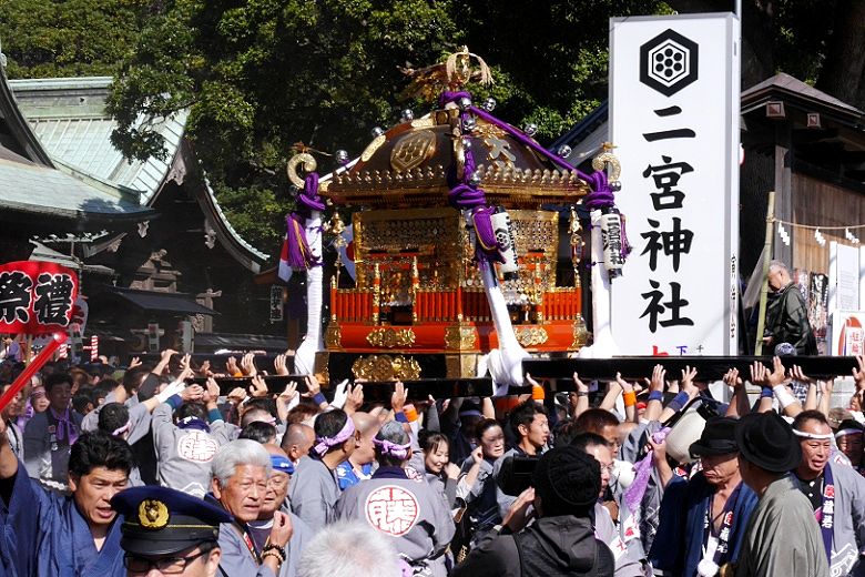 境内から東出口へ。'15.11.01.