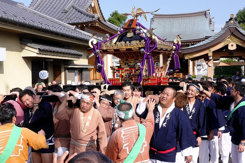 境内で一揉みで宮出し。'15.11.03.