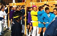 神輿下敷き防止の腰砕け支え棒役が四か所に付く。09.10.04.