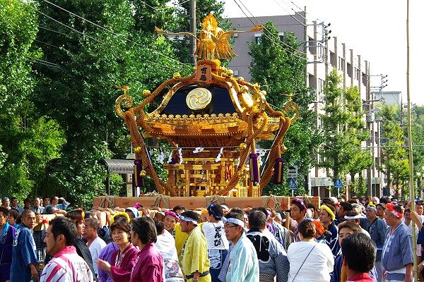 大神輿だが四天棒で担ぐため担ぎ棒が異様に太い。09.10.04.