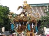 鳥居や台座に嵌め込め木彫の宮神輿。07.10.14.