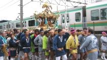 車輌行き交う横須賀線脇を渡御。07.10.14.