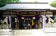九曜紋の幕がさがる拝殿。09.09.05.