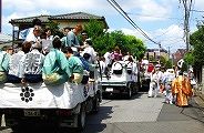 分散して荷台に乗車。09.09.05.