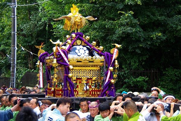 登渡神社の宮神輿は風格漂う大神輿。09.09.05.