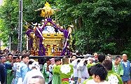 神社脇から担ぎ上げ区間の渡御。09.09.05.