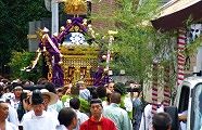 山車が祭り囃子で神輿を先導。09.09.05.
