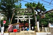 高台にある鳥居。09.09.05.