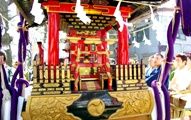 胴は細く大屋根を支えるのは四本の朱塗り柱。08.03.09.