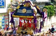 台座も分厚い背高大神輿です。08.03.09.