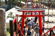鳥居を潜り社殿前に集まる担ぎ手達。08.03.09.