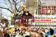 社殿脇から慎重に担がれて宮出し。08.03.09.