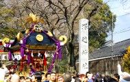 境内から出てイザ渡御開始。08.03.09.