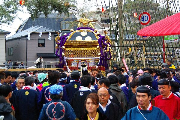 悠然と神揃場から巡行路に出る子安神社。09.11.22.