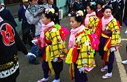 金棒に先駆けて稚児が行進。09.11.22.