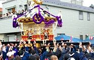 観覧席から屋根めがけておひねり。09.11.22.