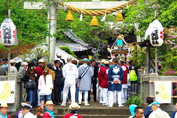 境内神輿揉みも甚句入り熱気帯びる。'10.04.29.