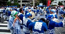 鼓舞し続けるお囃子方。'10.04.12.