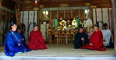 喧騒の鳥居前を静かに見守る神職たち。'10.04.12.