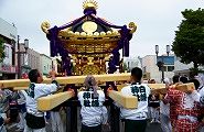 渡御担ぎ棒を取り変える雷神社。'10.04.12.