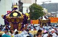 雷神社が先導する連合渡御。'10.04.12.
