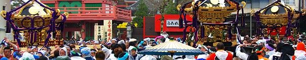 鼓舞する囃子にのり風雨吹き飛ばす担ぎ手達の熱気。'10.04.12.