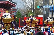 押しては戻す神輿揉み。'10.04.12.